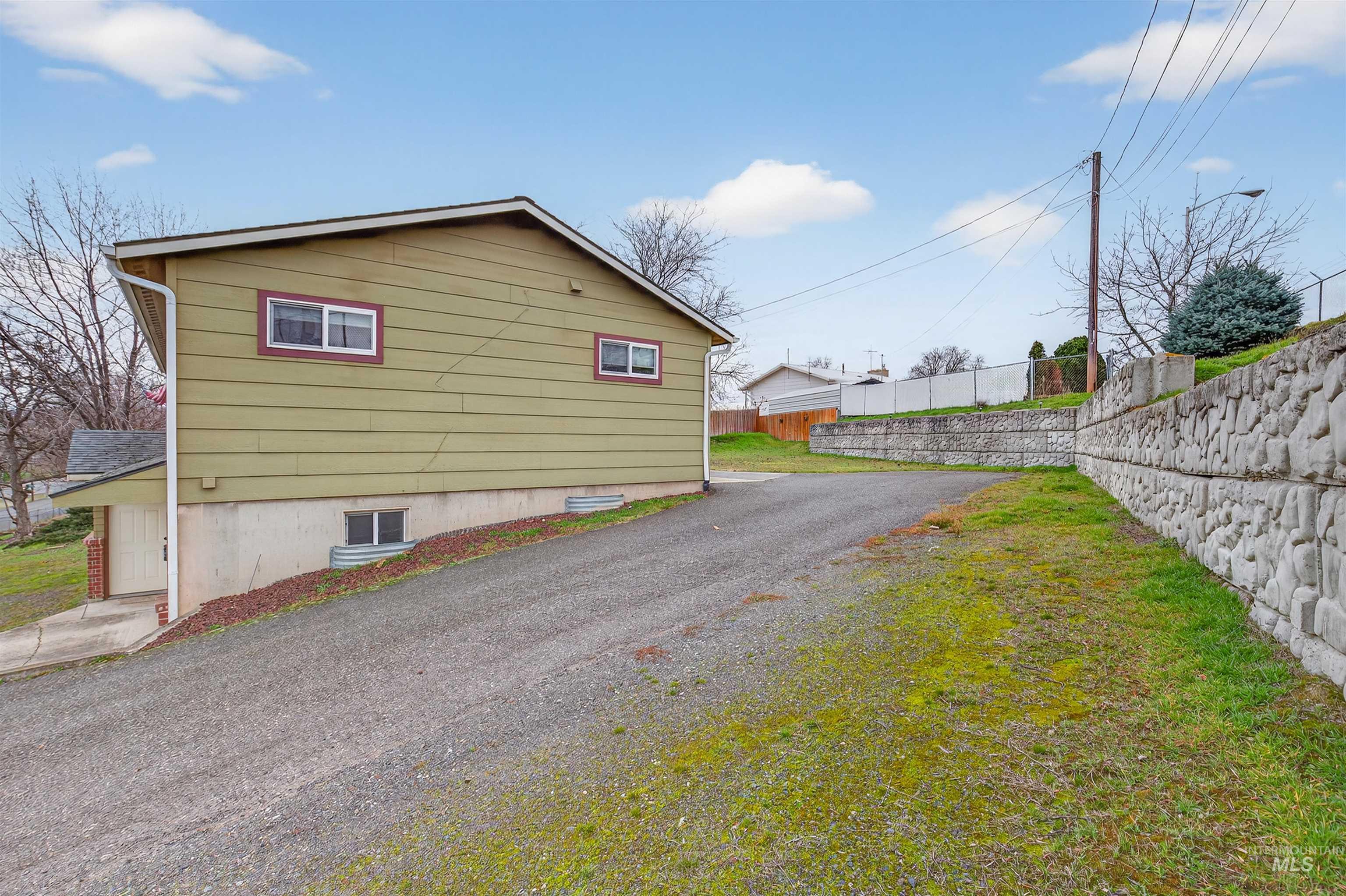 1031 16th Avenue, Clarkston, Washington 99403, 4 Bedrooms, 3 Bathrooms, Residential For Sale, Price $389,000,MLS 98973593