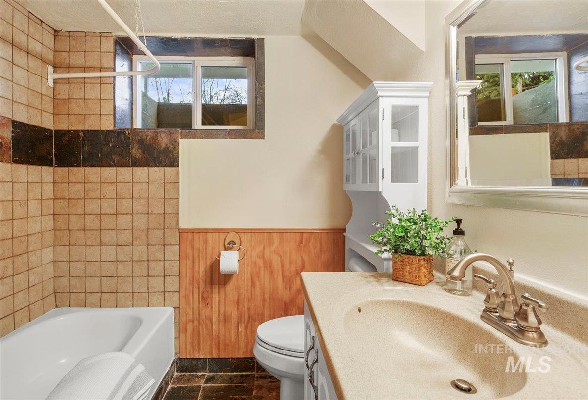 419 N Avenue E, Boise, Idaho 83712, 4 Bedrooms, 2 Bathrooms, Residential For Sale, Price $827,000,MLS 98973613