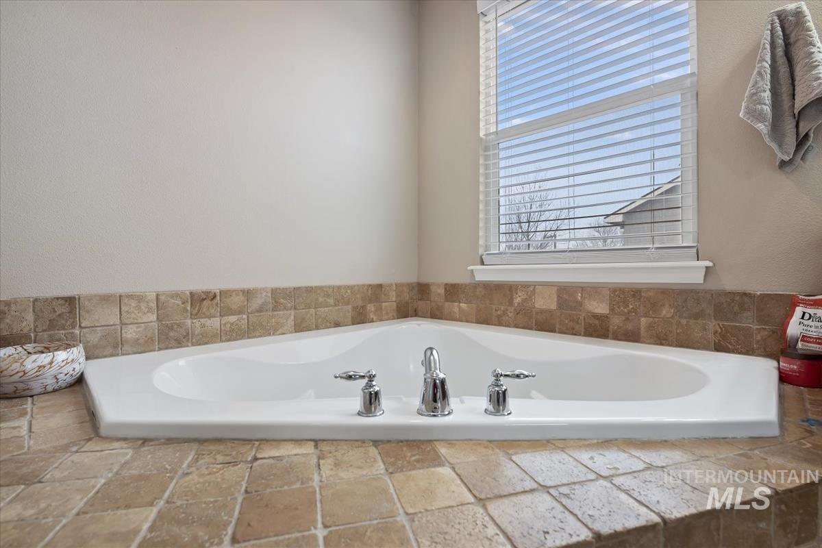 1915 W Aberdeen Ave, Nampa, Idaho 83686, 3 Bedrooms, 2.5 Bathrooms, Residential For Sale, Price $459,900,MLS 98973621