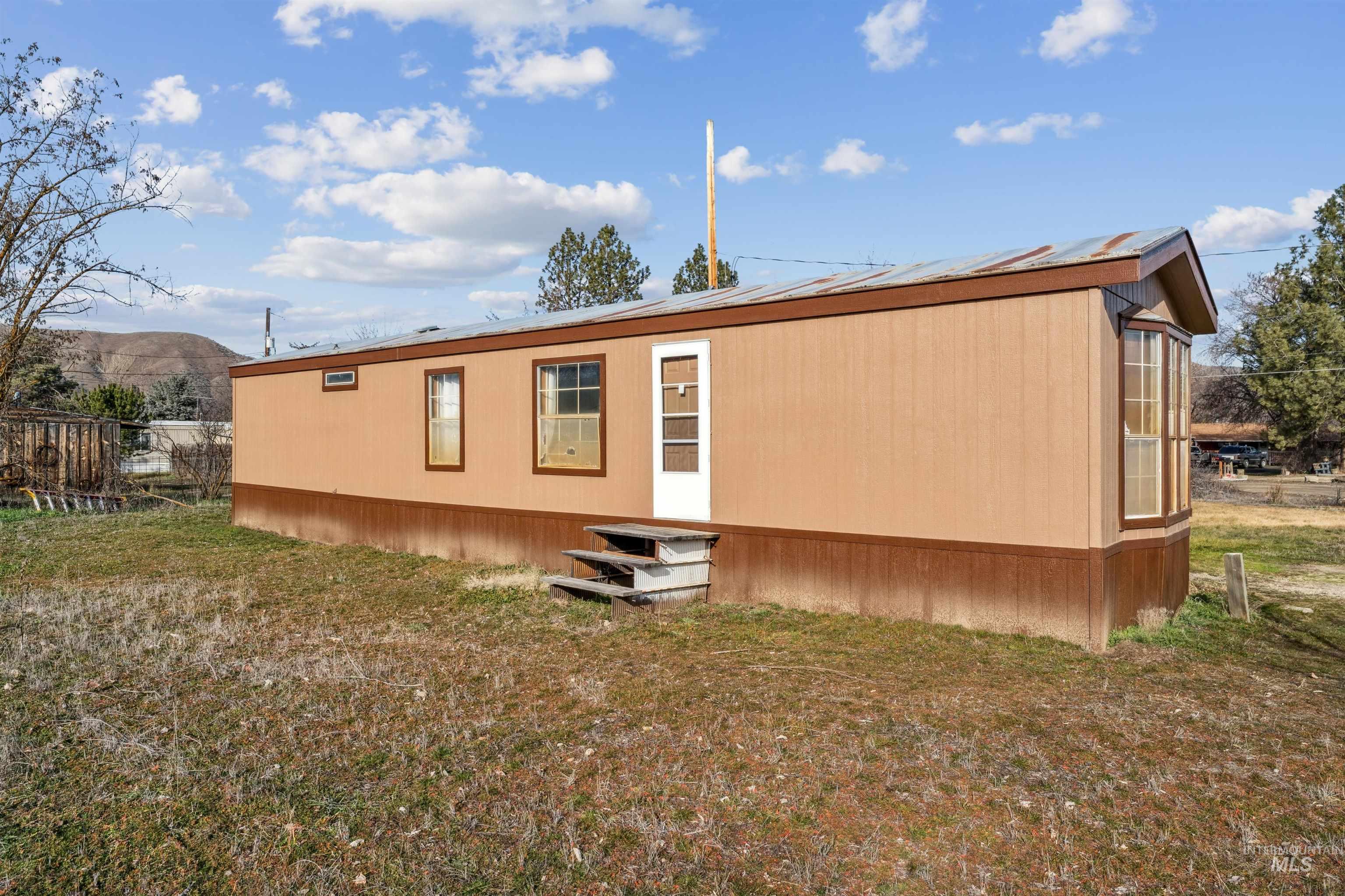 131 Adams St, Horseshoe Bend, Idaho 83629, 2 Bedrooms, 1 Bathroom, Residential For Sale, Price $225,000,MLS 98973625