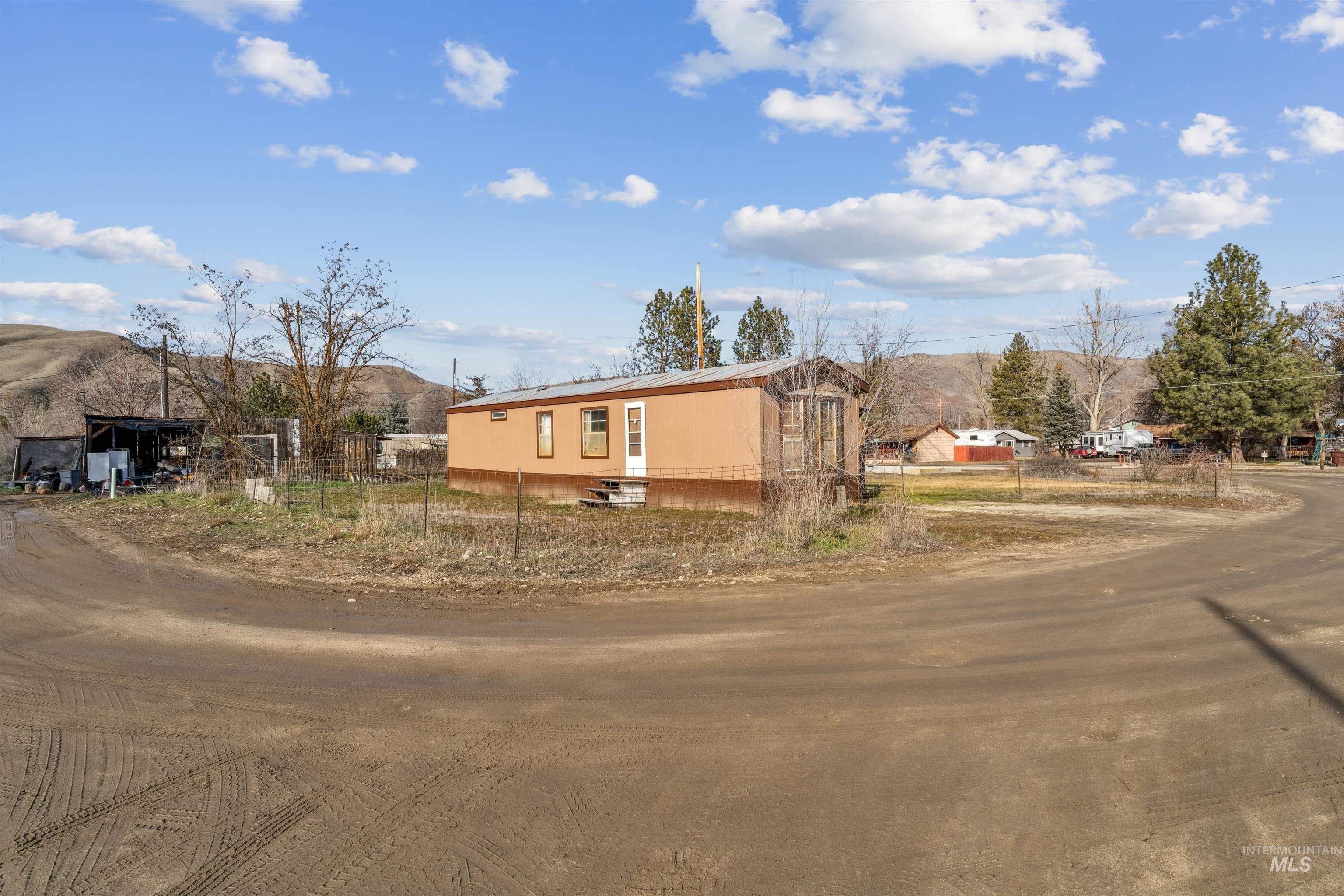 131 Adams St, Horseshoe Bend, Idaho 83629, 2 Bedrooms, 1 Bathroom, Residential For Sale, Price $225,000,MLS 98973625