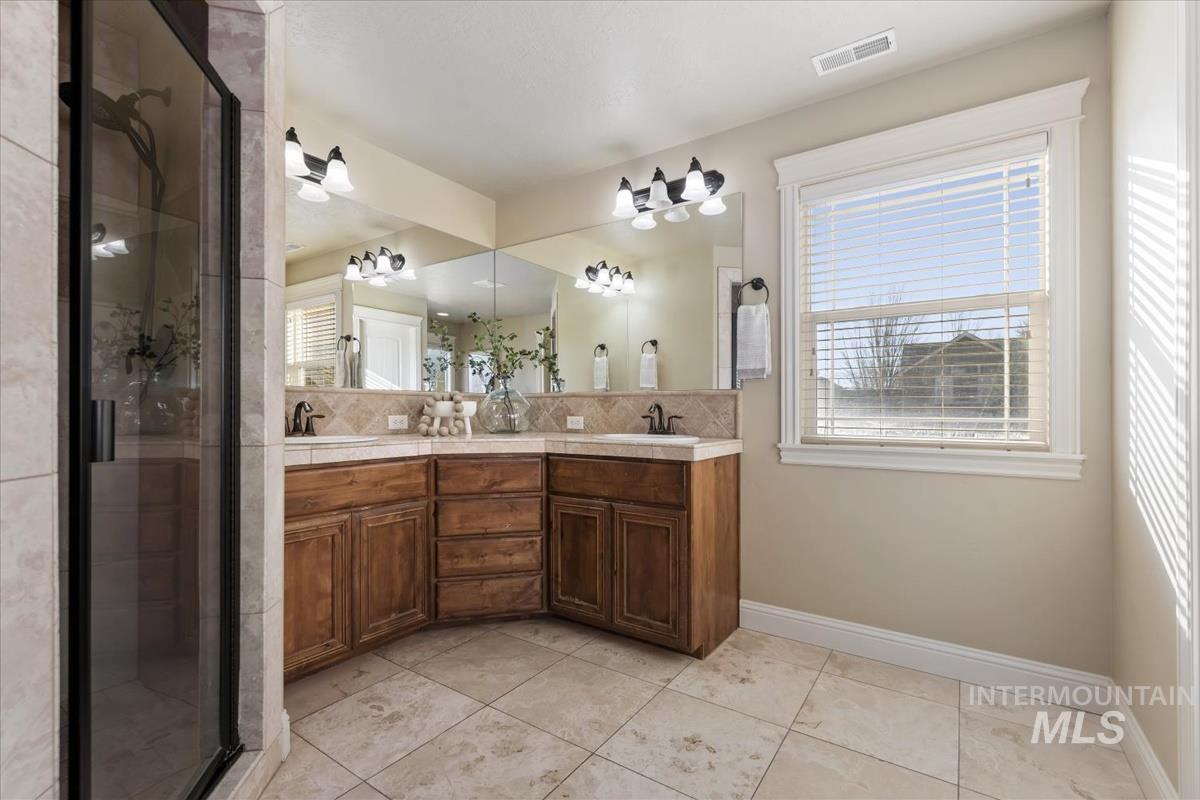 1082 E. Azan St., Meridian, Idaho 83646, 4 Bedrooms, 3 Bathrooms, Residential For Sale, Price $739,900,MLS 98973627