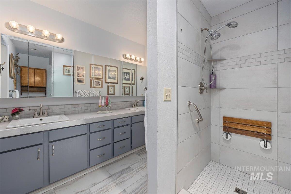 215 Willow, Hagerman, Idaho 83332, 3 Bedrooms, 2 Bathrooms, Residential For Sale, Price $750,000,MLS 98973629