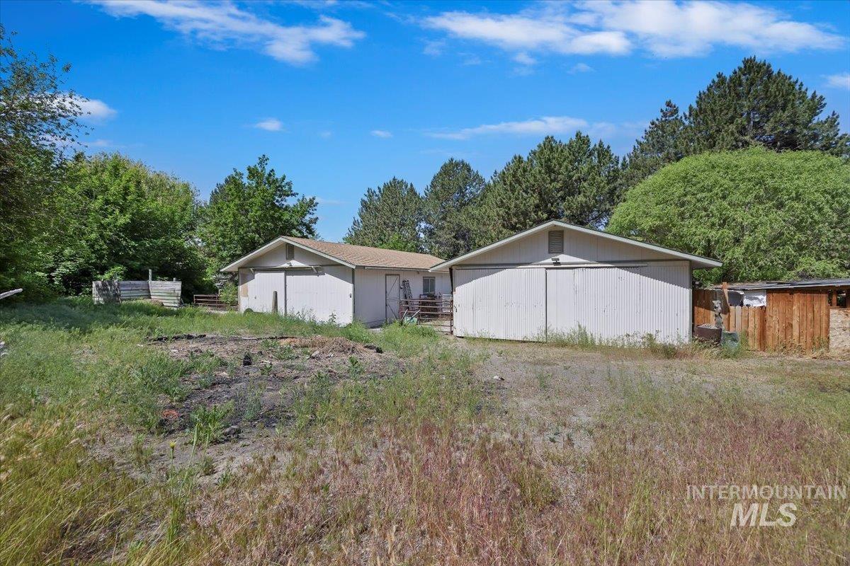 215 Willow, Hagerman, Idaho 83332, 3 Bedrooms, 2 Bathrooms, Residential For Sale, Price $749,900,MLS 98973629