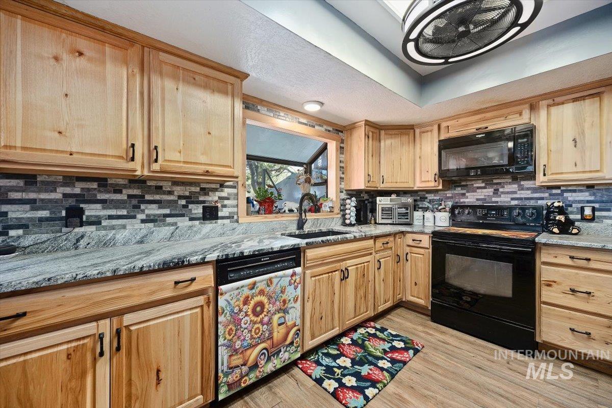 215 Willow, Hagerman, Idaho 83332, 3 Bedrooms, 2 Bathrooms, Residential For Sale, Price $750,000,MLS 98973629