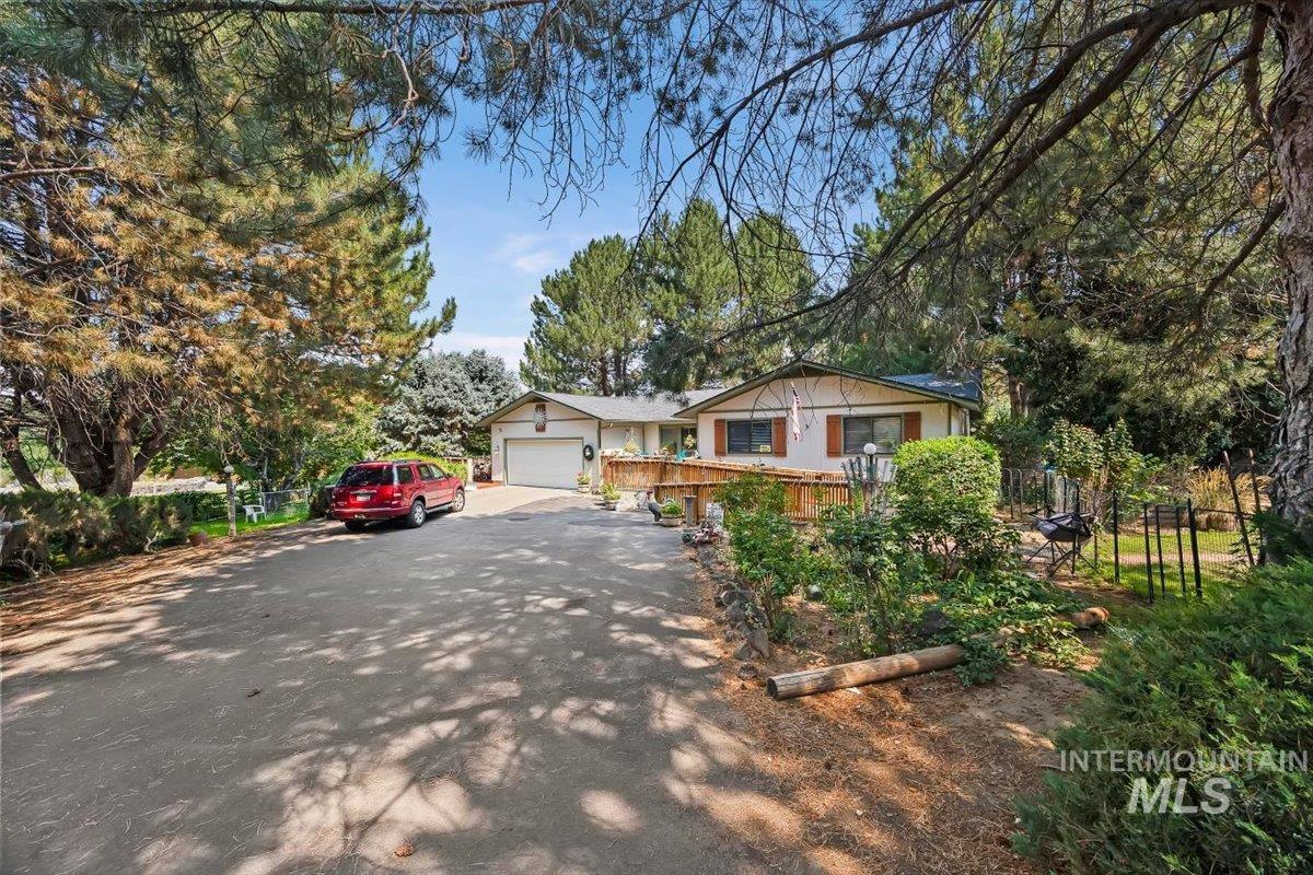 215 Willow, Hagerman, Idaho 83332, 3 Bedrooms, 2 Bathrooms, Residential For Sale, Price $749,900,MLS 98973629