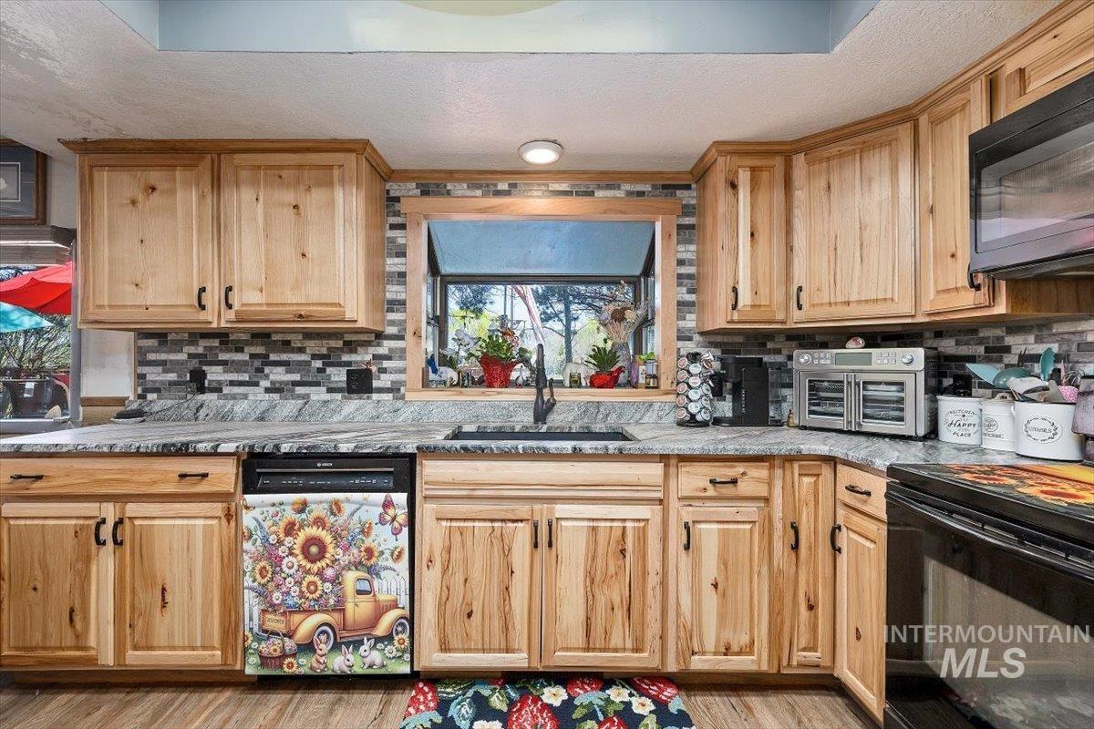 215 Willow, Hagerman, Idaho 83332, 3 Bedrooms, 2 Bathrooms, Residential For Sale, Price $750,000,MLS 98973629