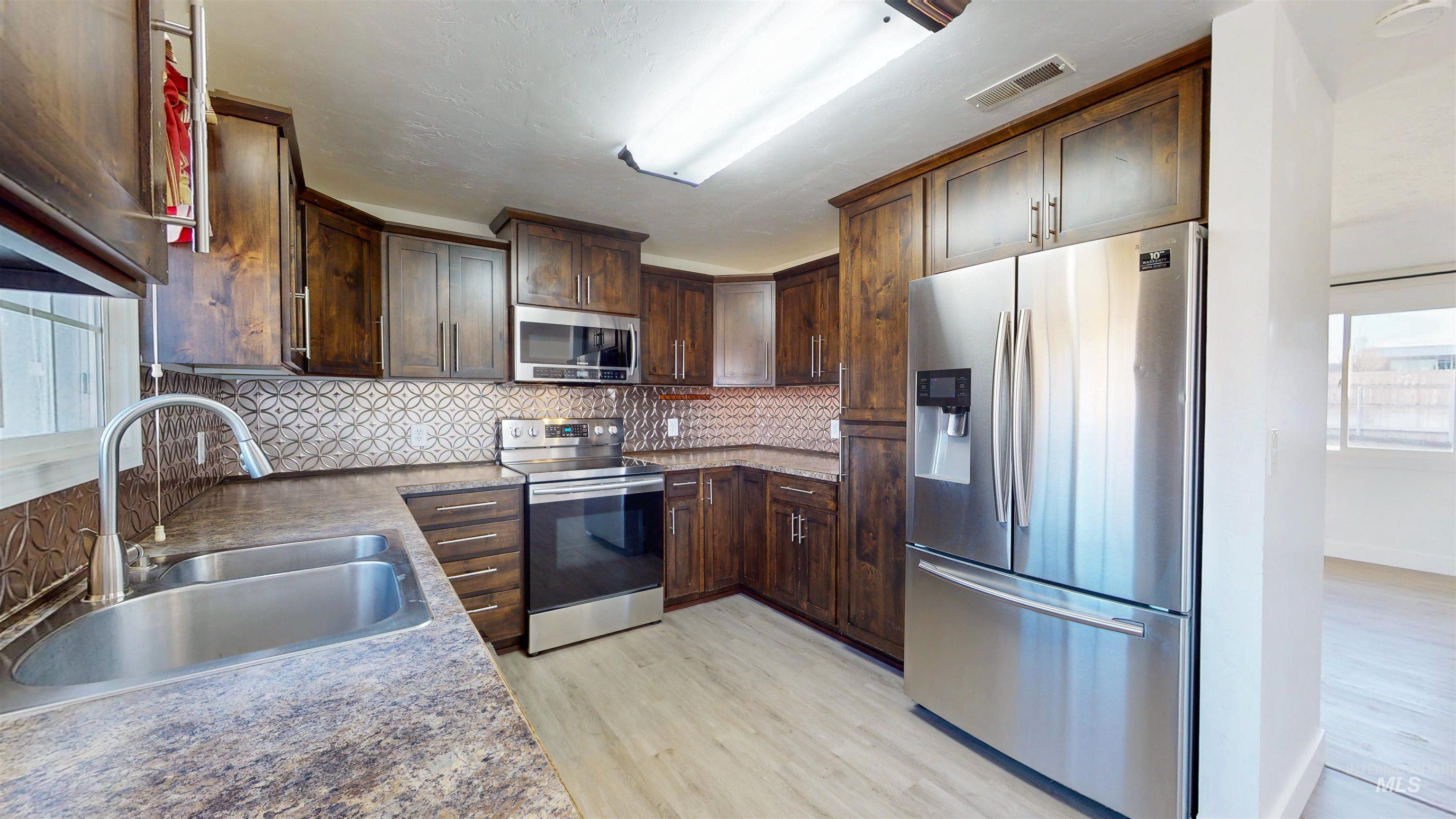 554 Lynwood Blvd, Twin Falls, Idaho 83301, 3 Bedrooms, 2 Bathrooms, Residential For Sale, Price $335,000,MLS 98973652