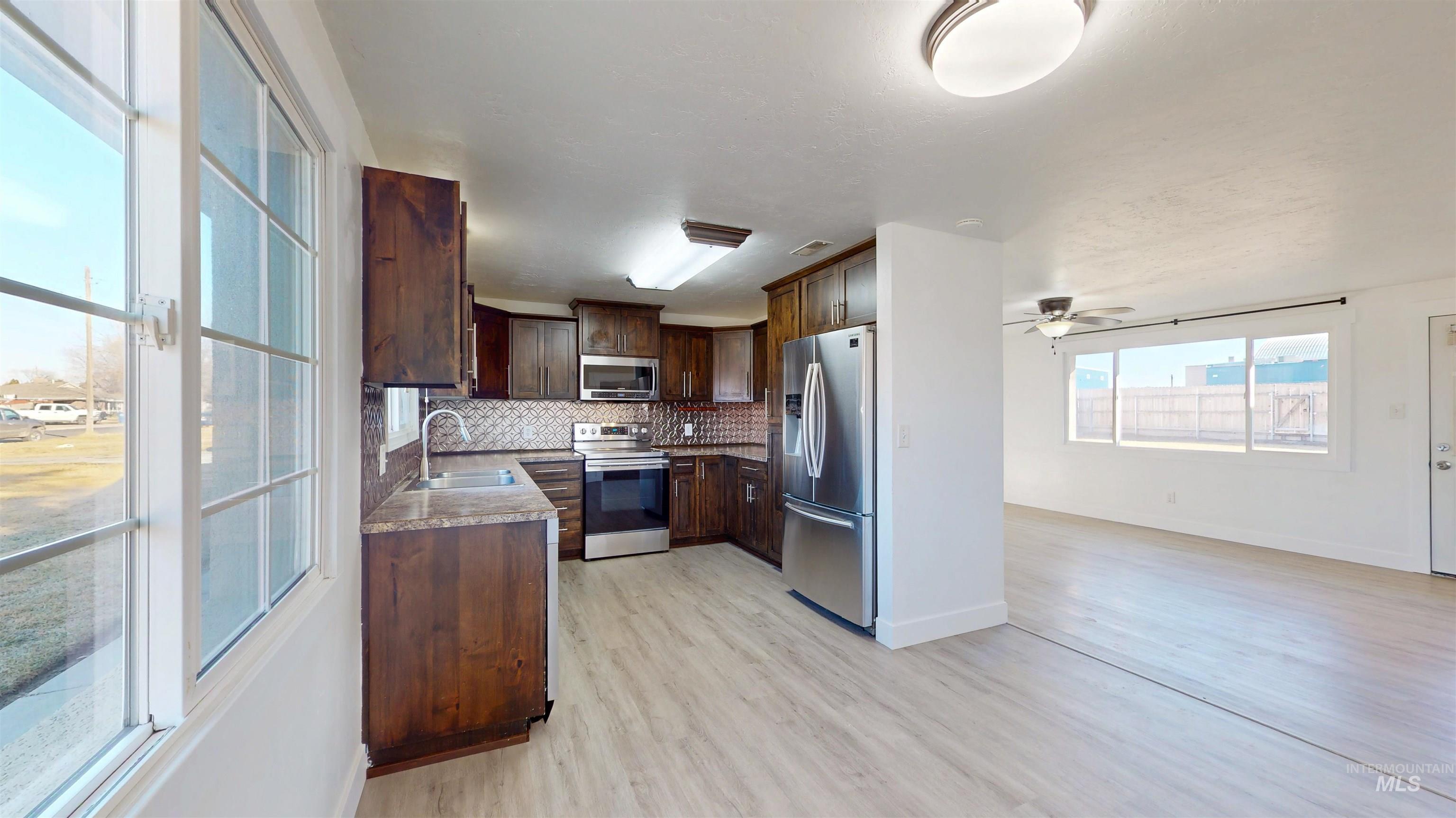 554 Lynwood Blvd, Twin Falls, Idaho 83301, 3 Bedrooms, 2 Bathrooms, Residential For Sale, Price $335,000,MLS 98973652