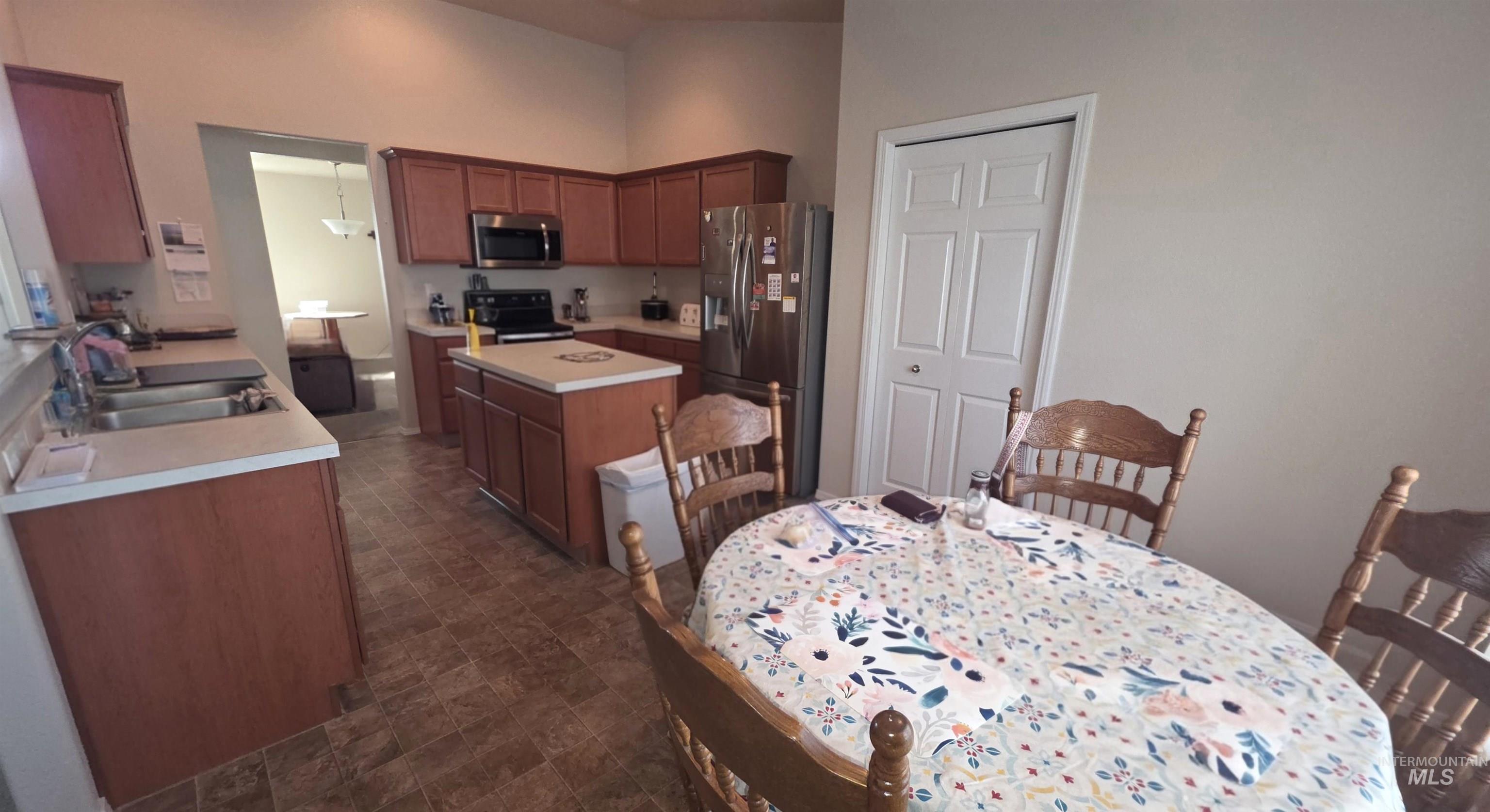 1088 E Rose Island St, Nampa, Idaho 83686-8574, 4 Bedrooms, 3 Bathrooms, Residential For Sale, Price $449,500,MLS 98973654