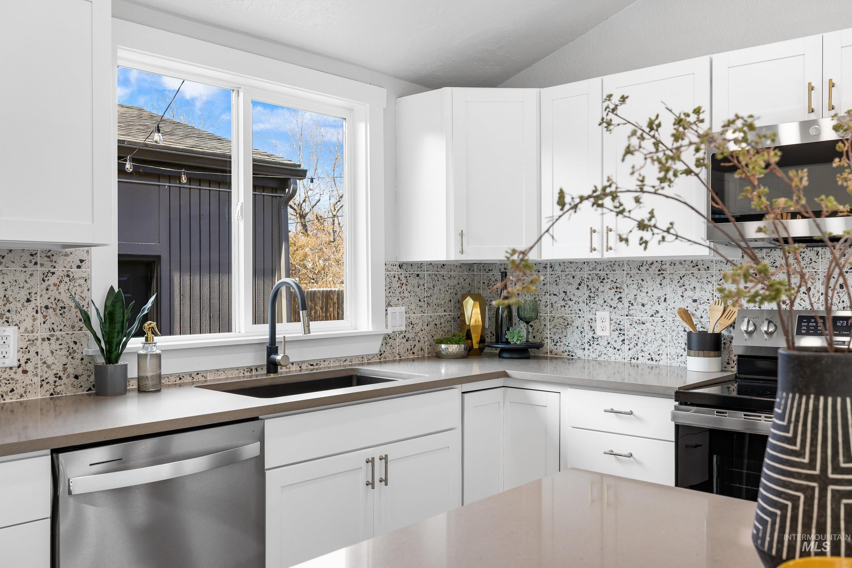 8020 Hummel Dr, Boise, Idaho 83709, 5 Bedrooms, 2 Bathrooms, Residential For Sale, Price $599,900,MLS 98973655