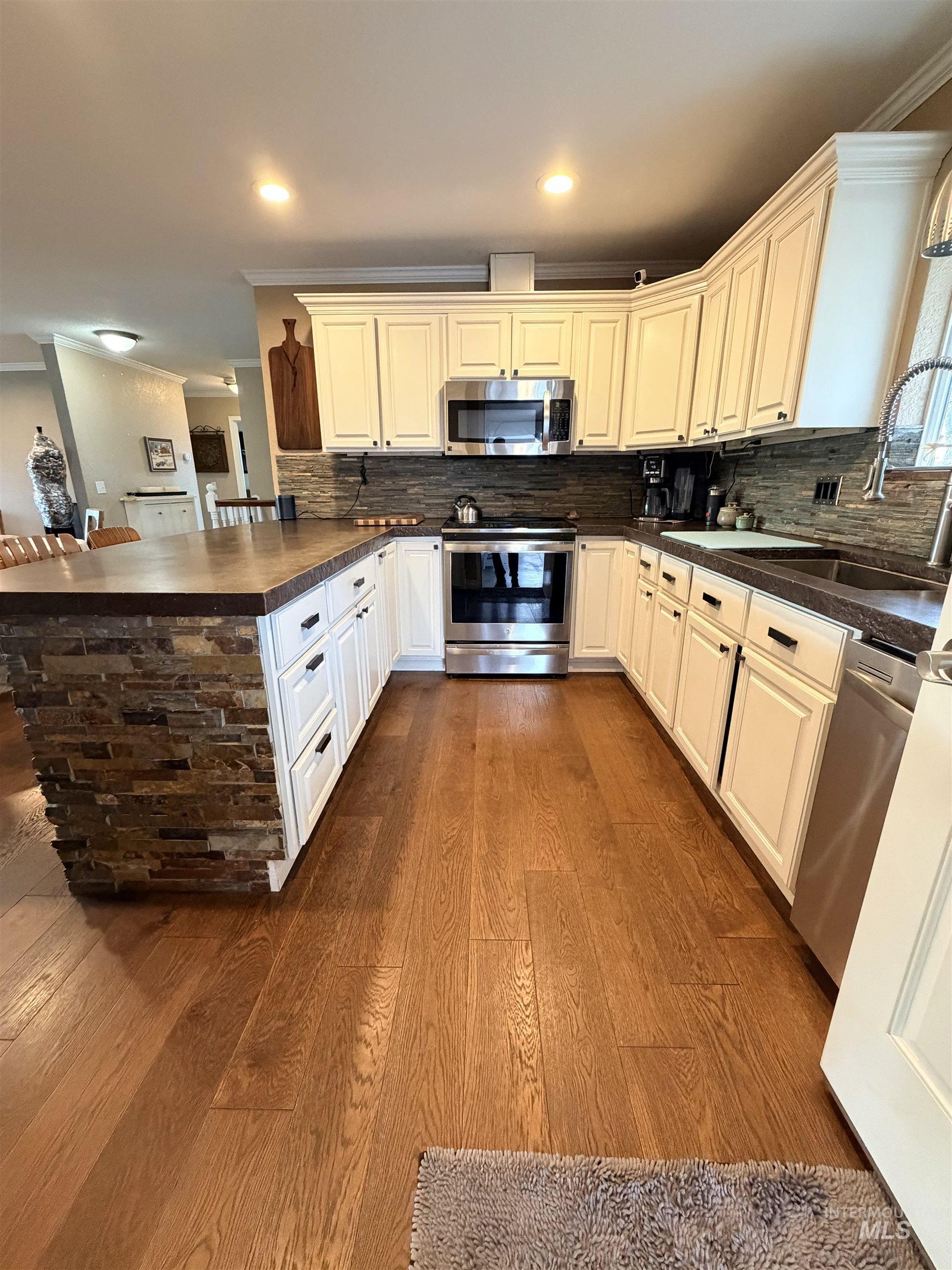 1306 Hemlock Ave, Lewiston, Idaho 83501-5728, 5 Bedrooms, 3.5 Bathrooms, Residential For Sale, Price $624,999,MLS 98973656