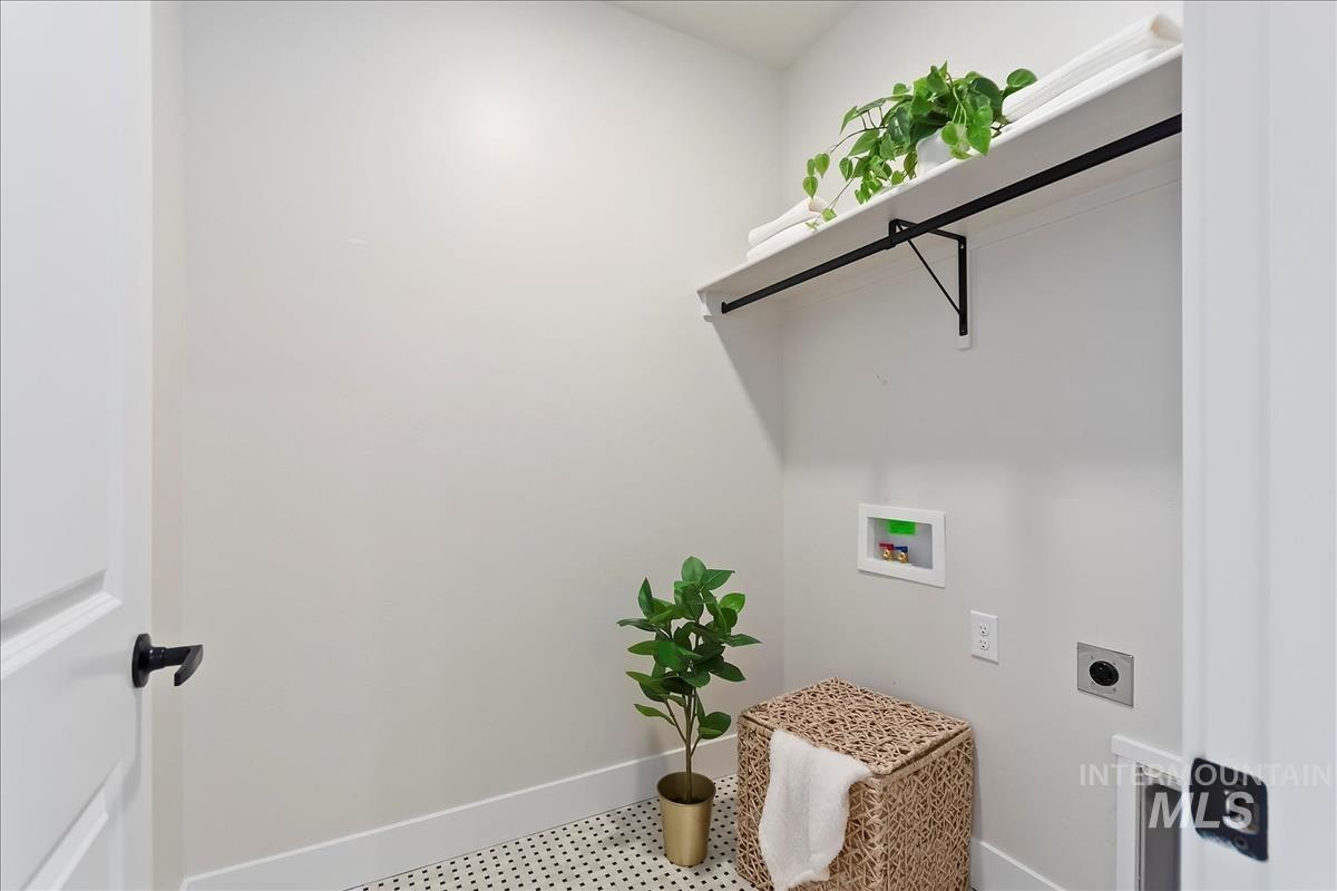 2829 Warlander, Meridian, Idaho 83642, 5 Bedrooms, 2.5 Bathrooms, Residential For Sale, Price $669,900,MLS 98973690