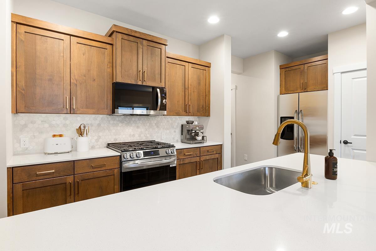 212 W Broyhill St., Meridian, Idaho 83642, 4 Bedrooms, 2.5 Bathrooms, Residential For Sale, Price $464,800,MLS 98973694