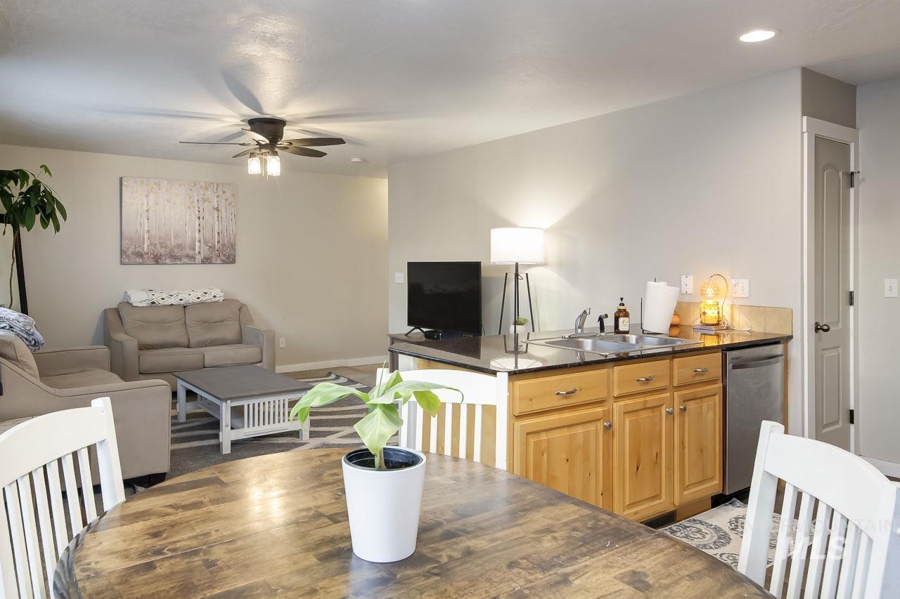 1177 S Barberry Pl, Nampa, Idaho 83686, 3 Bedrooms, 2.5 Bathrooms, Residential For Sale, Price $299,900,MLS 98973700