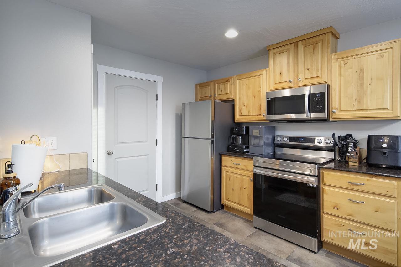 1177 S Barberry Pl, Nampa, Idaho 83686, 3 Bedrooms, 2.5 Bathrooms, Residential For Sale, Price $299,900,MLS 98973700