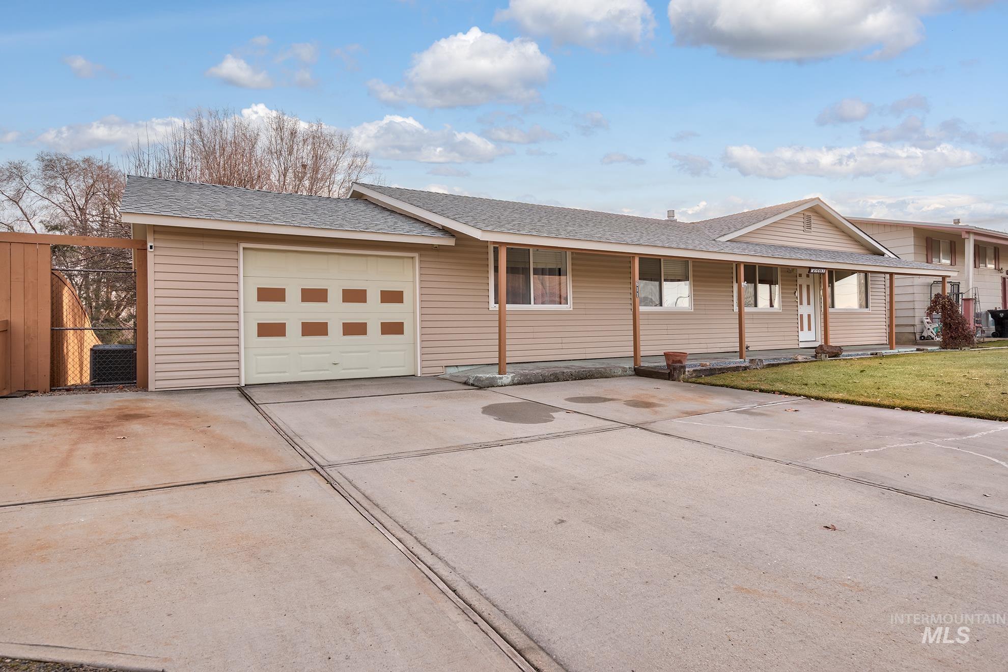 611 W Indianhead Road, Weiser, Idaho 83672, 4 Bedrooms, 2 Bathrooms, Residential For Sale, Price $369,000,MLS 98973704
