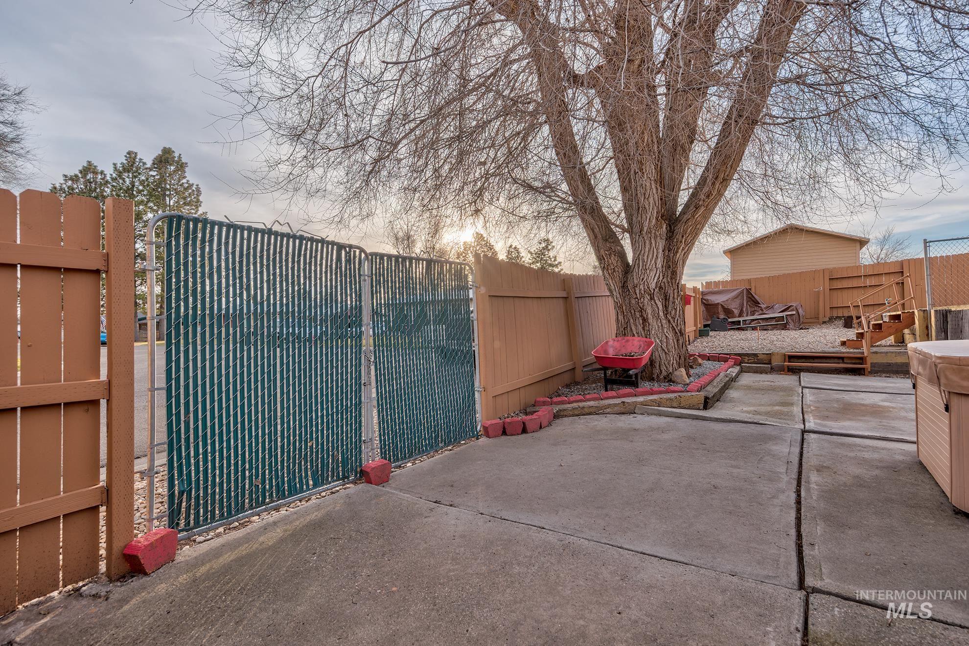 611 W Indianhead Road, Weiser, Idaho 83672, 4 Bedrooms, 2 Bathrooms, Residential For Sale, Price $369,000,MLS 98973704