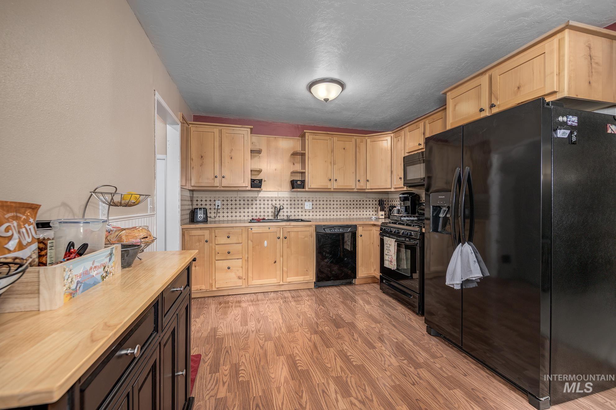 611 W Indianhead Road, Weiser, Idaho 83672, 4 Bedrooms, 2 Bathrooms, Residential For Sale, Price $369,000,MLS 98973704