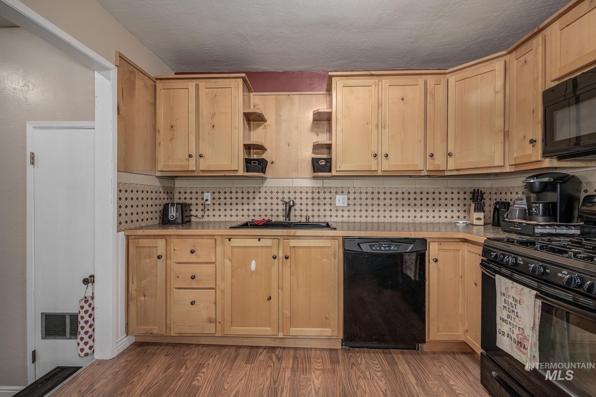 611 W Indianhead Road, Weiser, Idaho 83672, 4 Bedrooms, 2 Bathrooms, Residential For Sale, Price $369,000,MLS 98973704