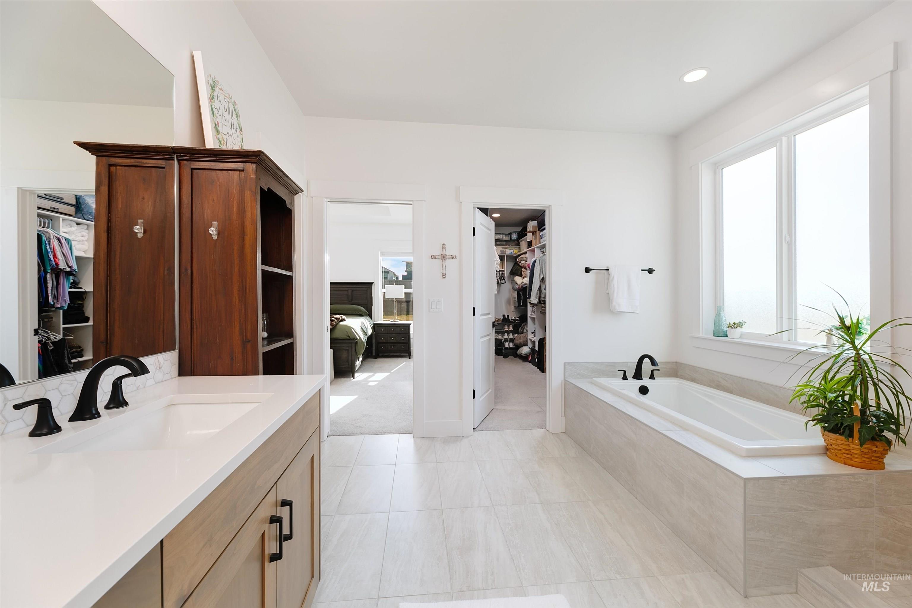 4201 E Grayson Dr., Meridian, Idaho 83642, 5 Bedrooms, 3 Bathrooms, Residential For Sale, Price $775,000,MLS 98973712