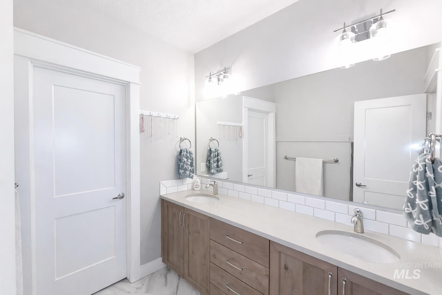 11513 W Soaring Hawk st., Star, Idaho 83669, 5 Bedrooms, 3.5 Bathrooms, Residential For Sale, Price $749,000,MLS 98973716