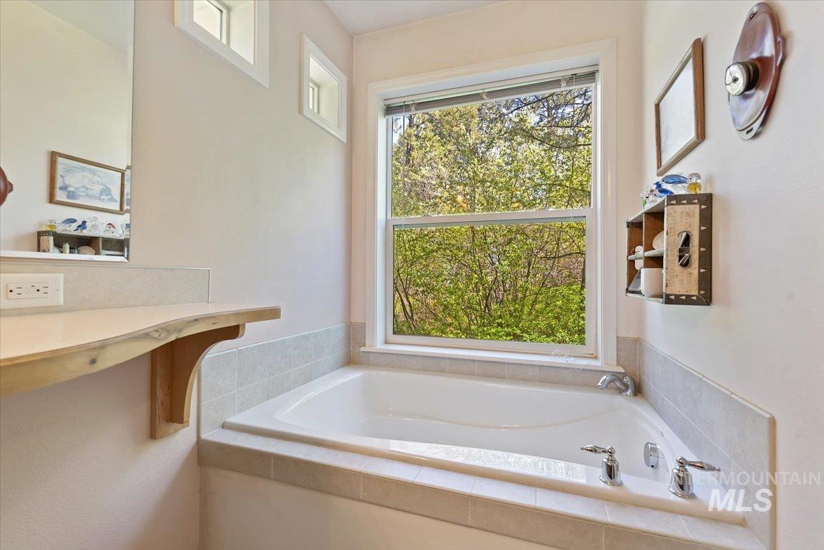 104 Sky Ridge Dr, Garden Valley, Idaho 83622, 3 Bedrooms, 2 Bathrooms, Residential For Sale, Price $550,000,MLS 98973741