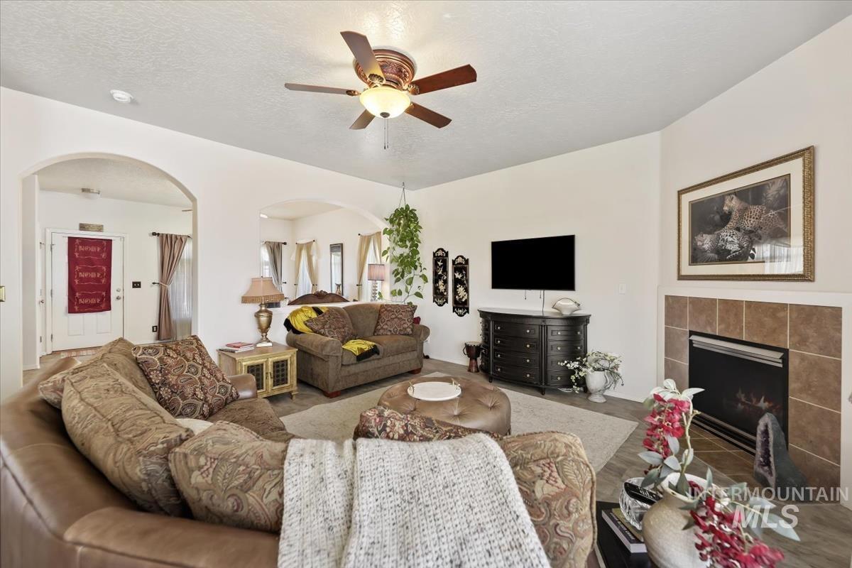 5209 Wallace Way, Caldwell, Idaho 83605, 4 Bedrooms, 2.5 Bathrooms, Residential For Sale, Price $425,000,MLS 98973760