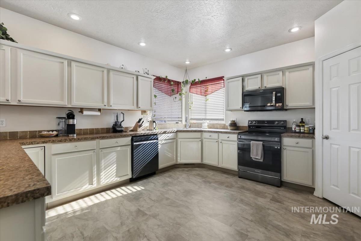 5209 Wallace Way, Caldwell, Idaho 83605, 4 Bedrooms, 2.5 Bathrooms, Residential For Sale, Price $425,000,MLS 98973760