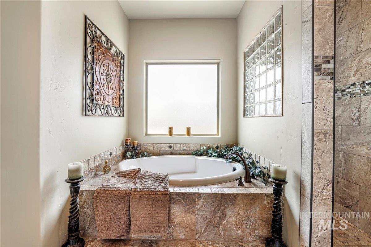 319 Clear Lake Ln, Buhl, Idaho 83316, 4 Bedrooms, 3.5 Bathrooms, Residential For Sale, Price $849,000,MLS 98973778