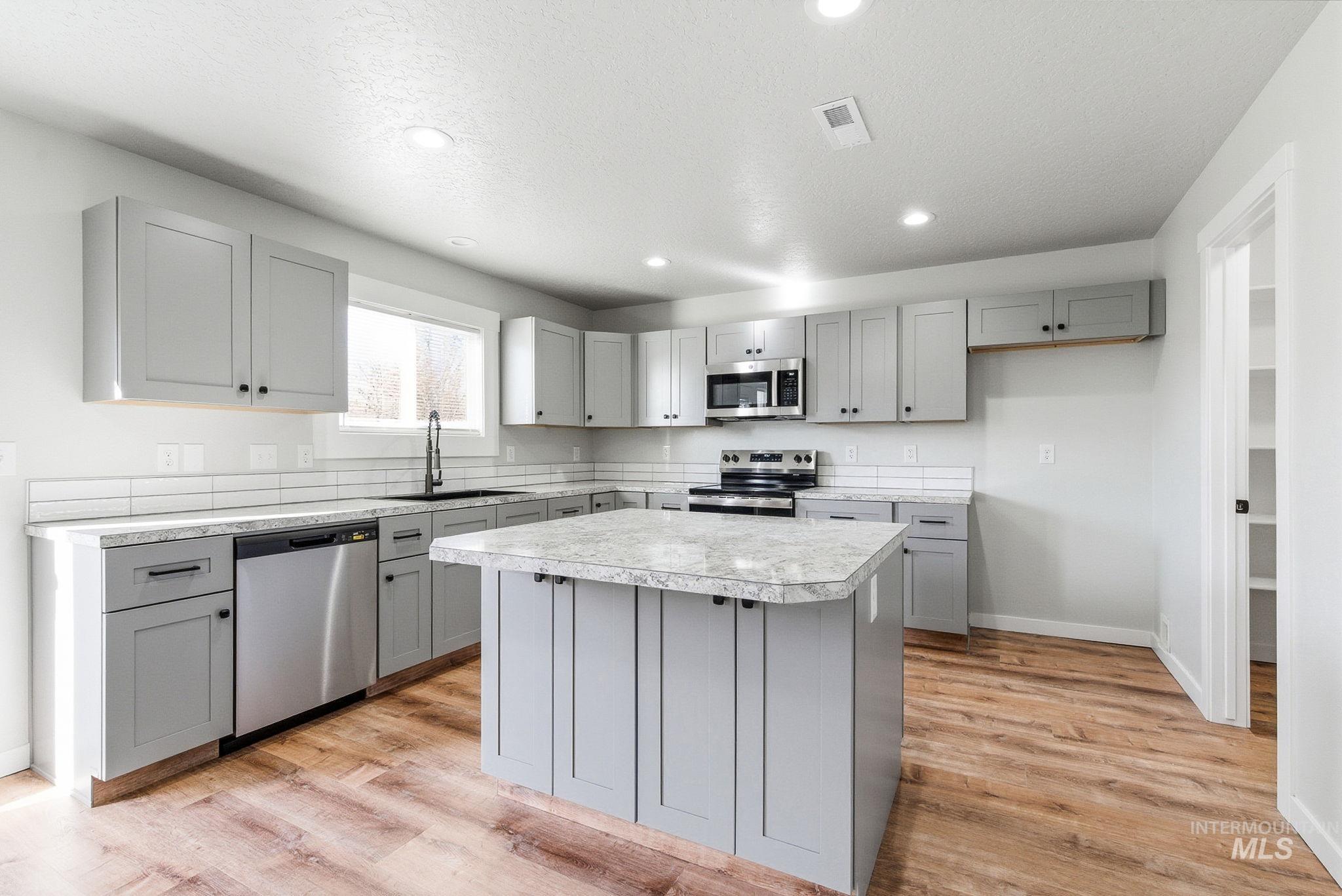 3312 Vistapark Dr, Caldwell, Idaho 83605, 4 Bedrooms, 2.5 Bathrooms, Residential For Sale, Price $399,900,MLS 98973781