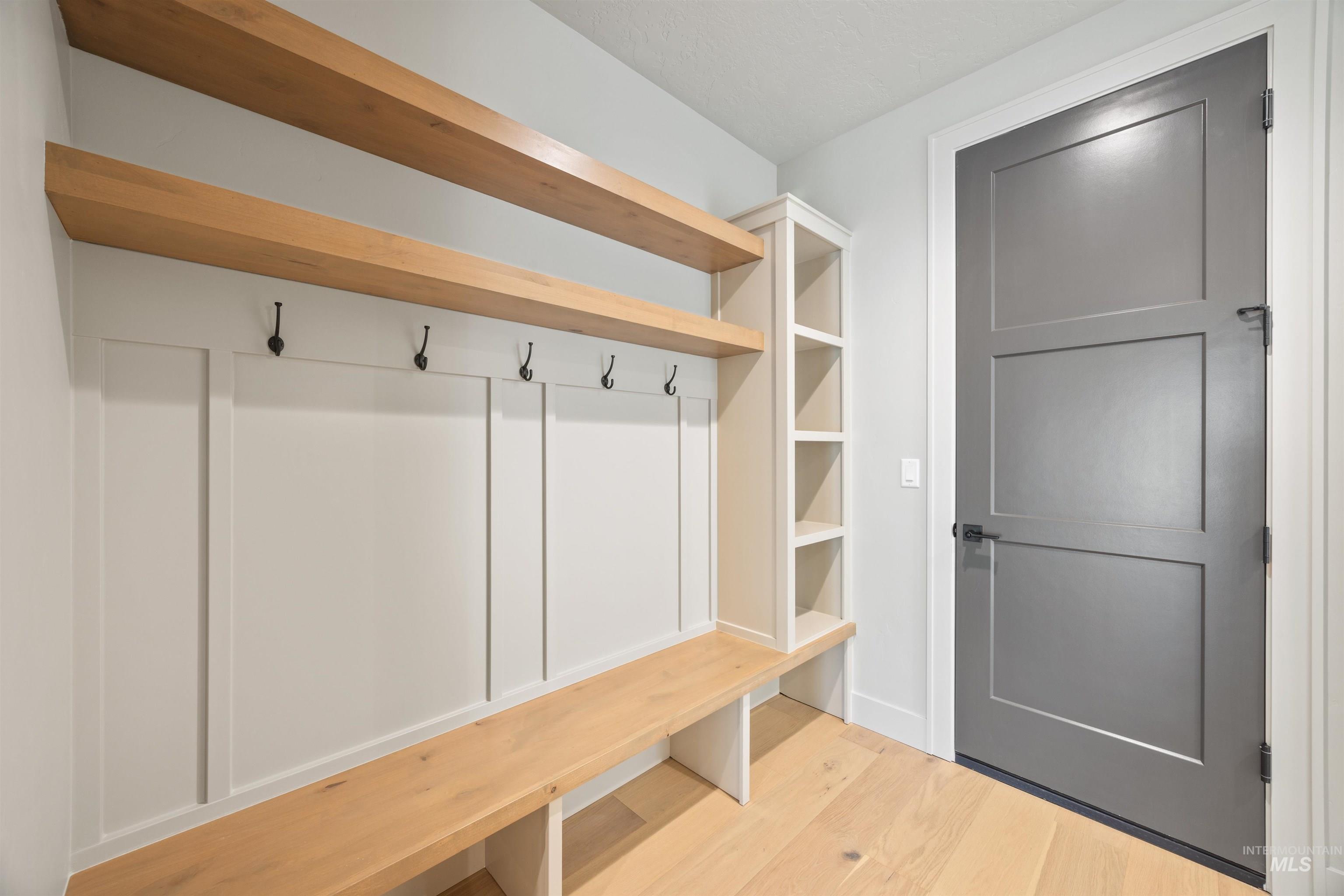 5502 W Haughburn Dr, Eagle, Idaho 83616, 4 Bedrooms, 3 Bathrooms, Residential For Sale, Price $998,000,MLS 98973798