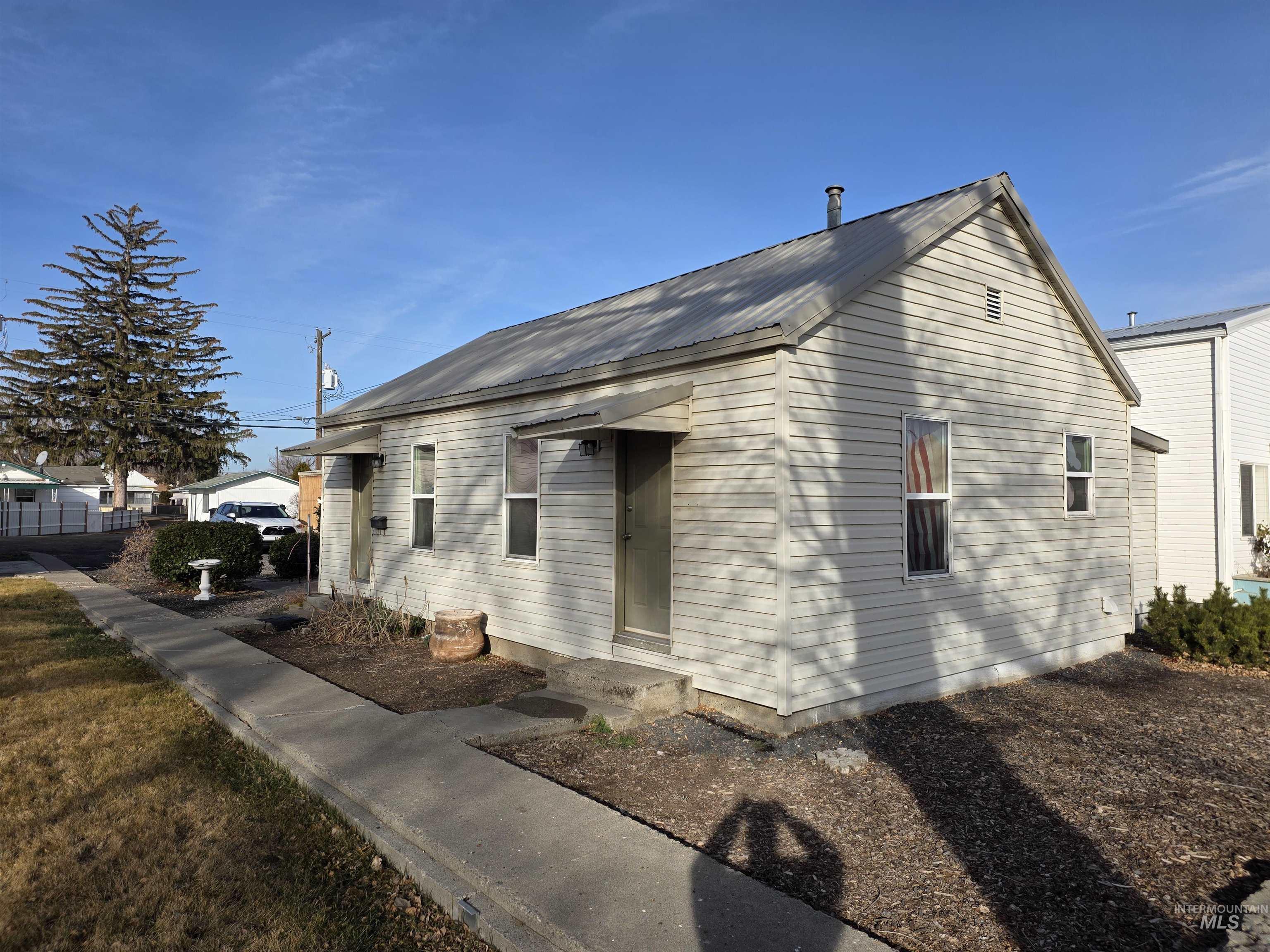 325 Idaho Str, Gooding, Idaho 83330, 2 Bedrooms, 1 Bathroom, Residential Income For Sale, Price $325,000,MLS 98973809