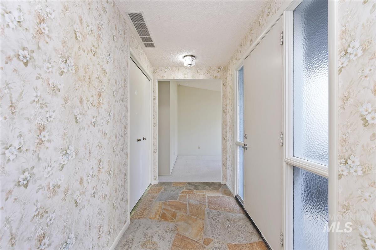 1460 Medinah Ct, Eagle, Idaho 83616-5262, 3 Bedrooms, 2 Bathrooms, Residential For Sale, Price $419,900,MLS 98973812