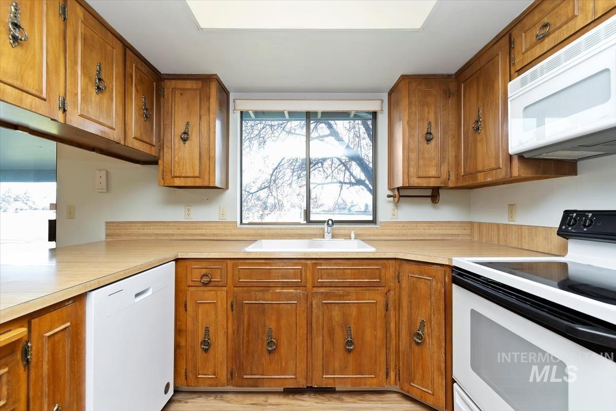 1460 Medinah Ct, Eagle, Idaho 83616-5262, 3 Bedrooms, 2 Bathrooms, Residential For Sale, Price $419,900,MLS 98973812