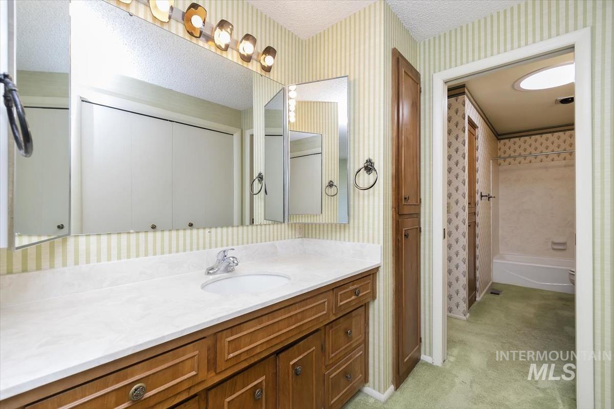 1460 Medinah Ct, Eagle, Idaho 83616-5262, 3 Bedrooms, 2 Bathrooms, Residential For Sale, Price $419,900,MLS 98973812