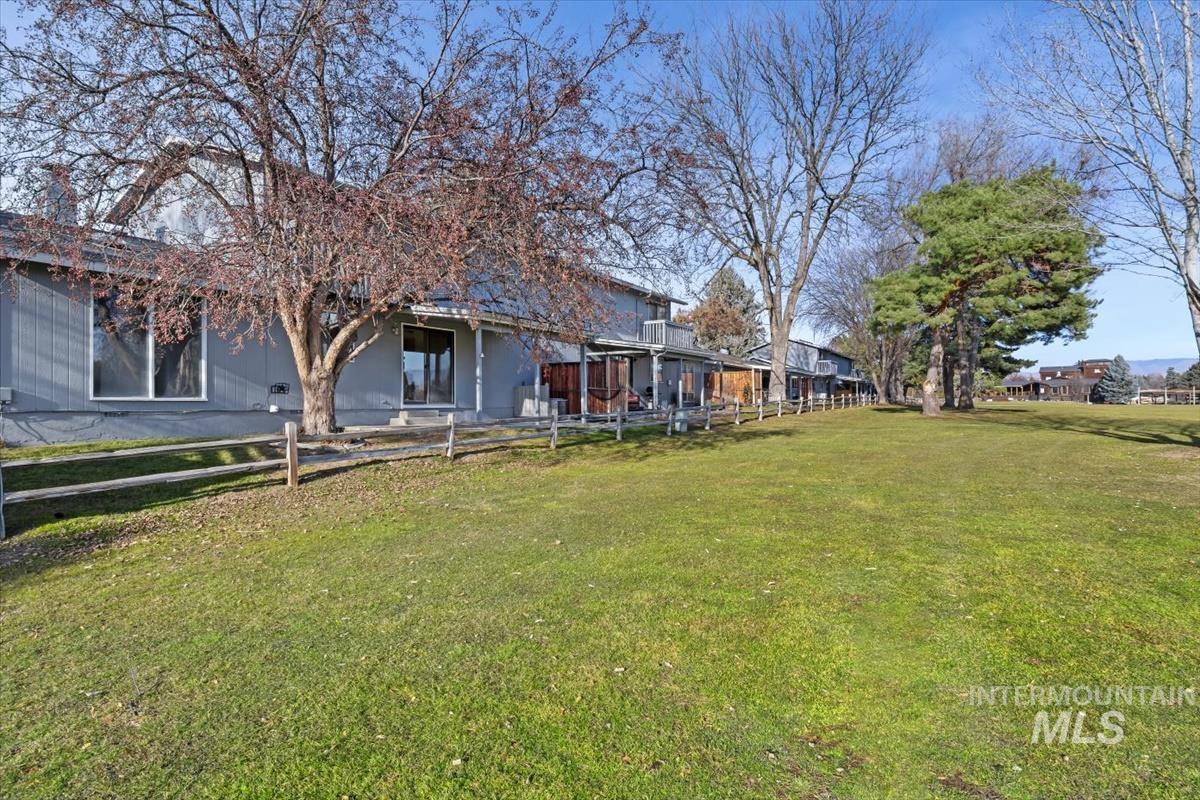 1460 Medinah Ct, Eagle, Idaho 83616-5262, 3 Bedrooms, 2 Bathrooms, Residential For Sale, Price $419,900,MLS 98973812