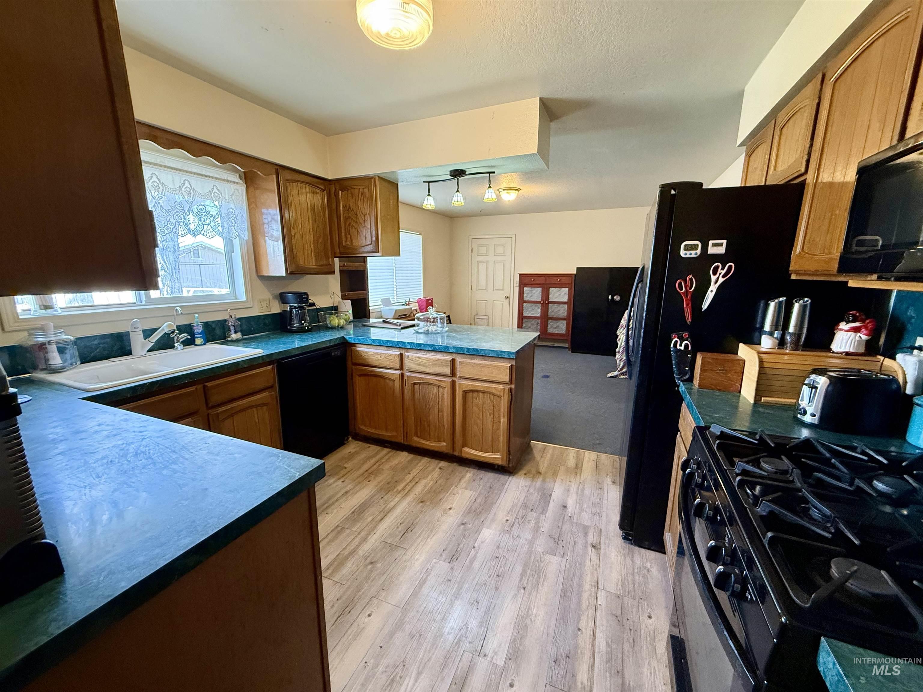 4406 S Montana Ave, Caldwell, Idaho 83607-8189, 3 Bedrooms, 2 Bathrooms, Residential For Sale, Price $395,000,MLS 98973818