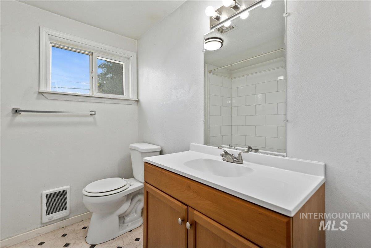 213 E Freeport Street, Caldwell, Idaho 83605, 3 Bedrooms, 2 Bathrooms, Residential For Sale, Price $299,900,MLS 98973823