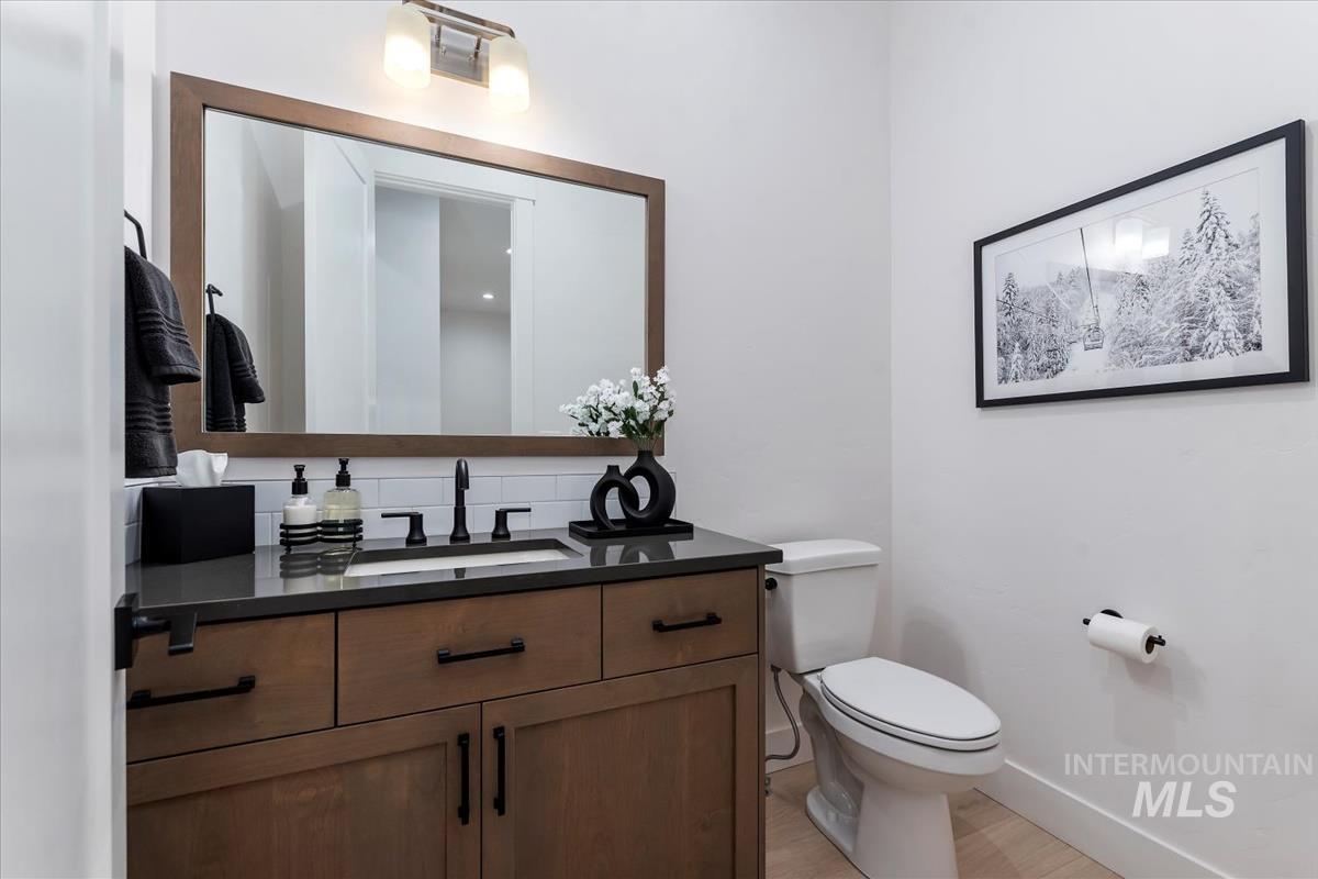 207 S Eagles Roost Way, Eagle, Idaho 83616, 4 Bedrooms, 4.5 Bathrooms, Residential For Sale, Price $1,339,000,MLS 98973837