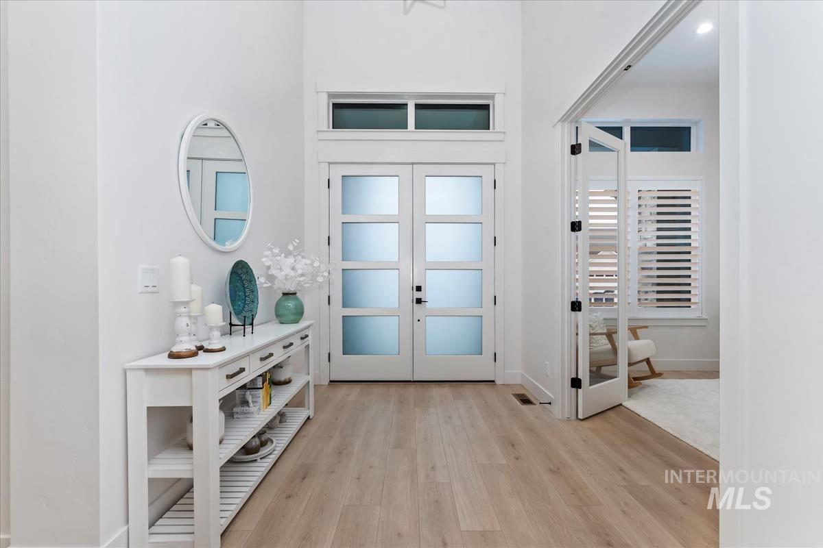 207 S Eagles Roost Way, Eagle, Idaho 83616, 4 Bedrooms, 4.5 Bathrooms, Residential For Sale, Price $1,339,000,MLS 98973837