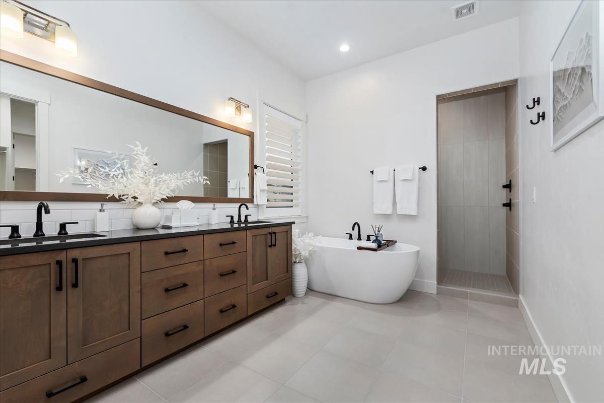 207 S Eagles Roost Way, Eagle, Idaho 83616, 4 Bedrooms, 4.5 Bathrooms, Residential For Sale, Price $1,339,000,MLS 98973837