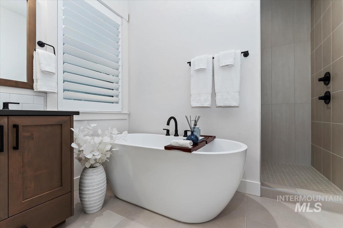 207 S Eagles Roost Way, Eagle, Idaho 83616, 4 Bedrooms, 4.5 Bathrooms, Residential For Sale, Price $1,339,000,MLS 98973837