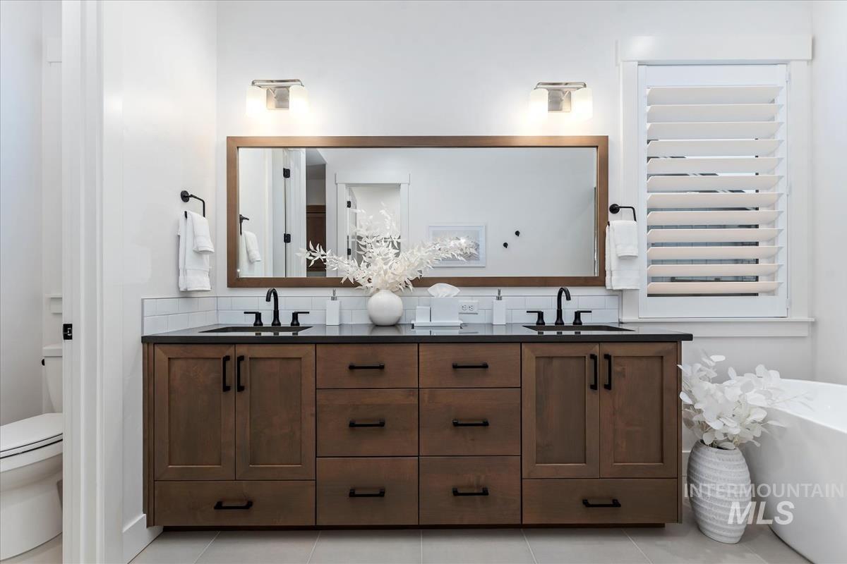 207 S Eagles Roost Way, Eagle, Idaho 83616, 4 Bedrooms, 4.5 Bathrooms, Residential For Sale, Price $1,339,000,MLS 98973837