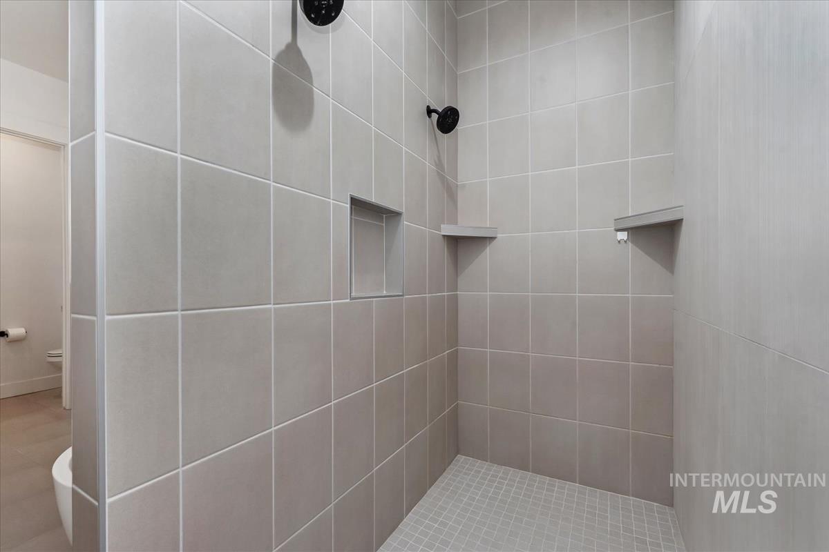 207 S Eagles Roost Way, Eagle, Idaho 83616, 4 Bedrooms, 4.5 Bathrooms, Residential For Sale, Price $1,339,000,MLS 98973837