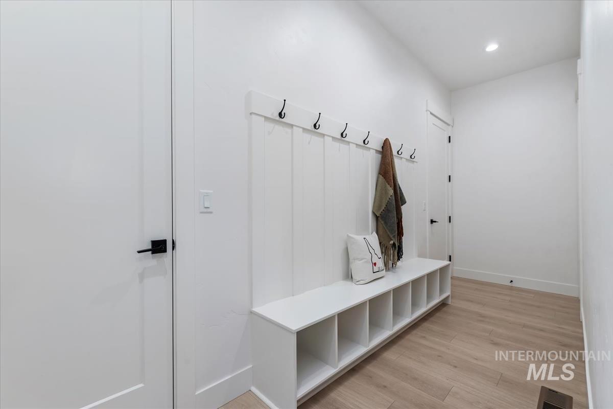 207 S Eagles Roost Way, Eagle, Idaho 83616, 4 Bedrooms, 4.5 Bathrooms, Residential For Sale, Price $1,339,000,MLS 98973837