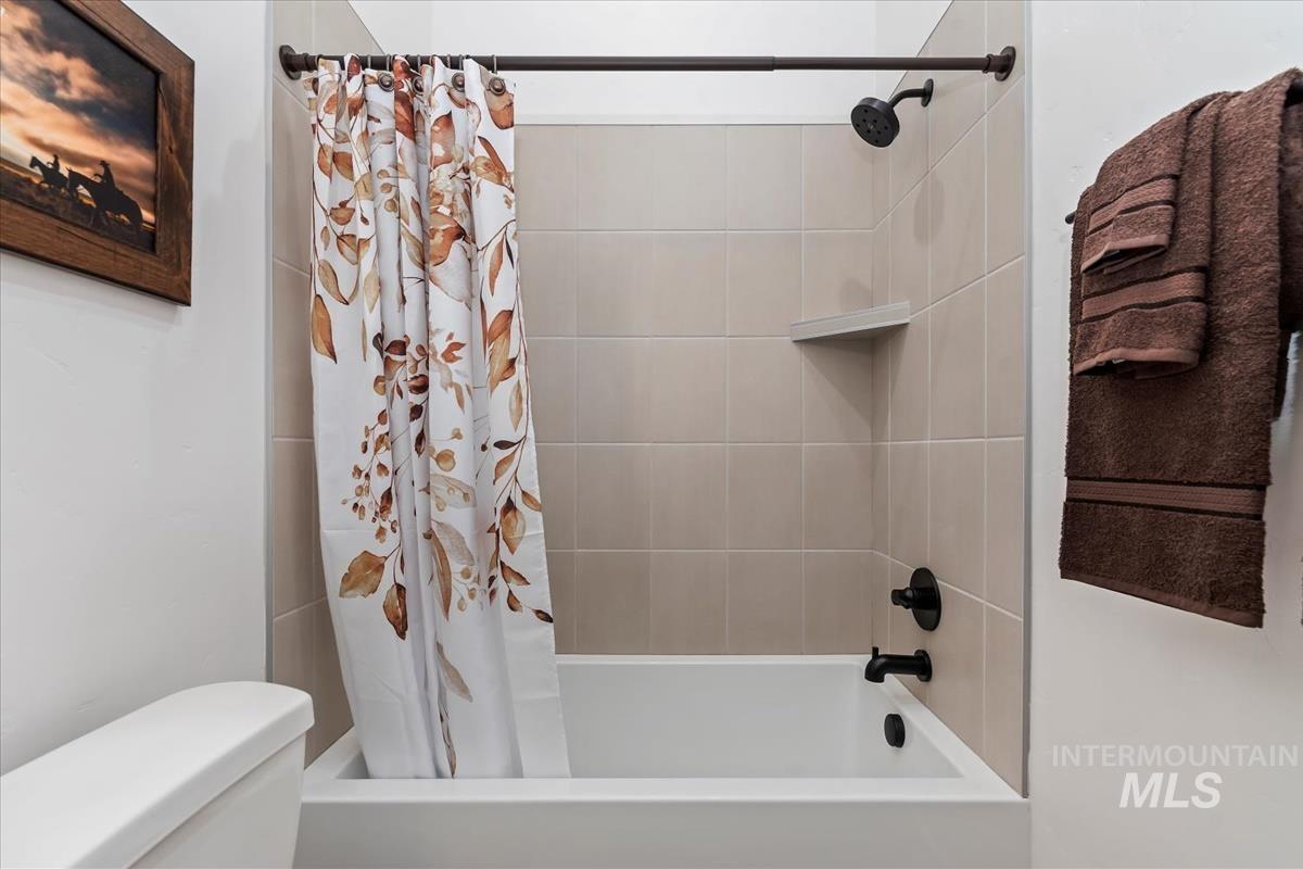 207 S Eagles Roost Way, Eagle, Idaho 83616, 4 Bedrooms, 4.5 Bathrooms, Residential For Sale, Price $1,339,000,MLS 98973837