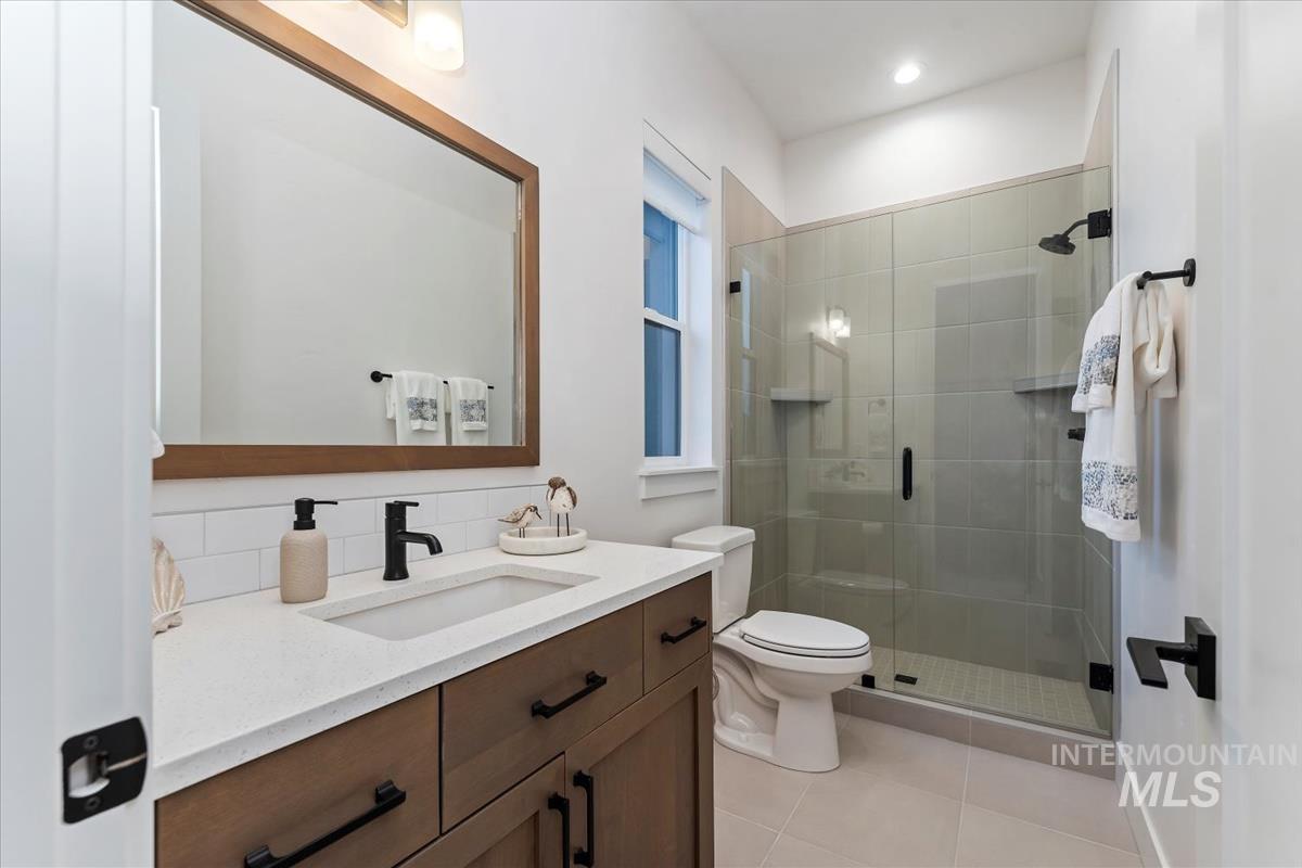 207 S Eagles Roost Way, Eagle, Idaho 83616, 4 Bedrooms, 4.5 Bathrooms, Residential For Sale, Price $1,339,000,MLS 98973837