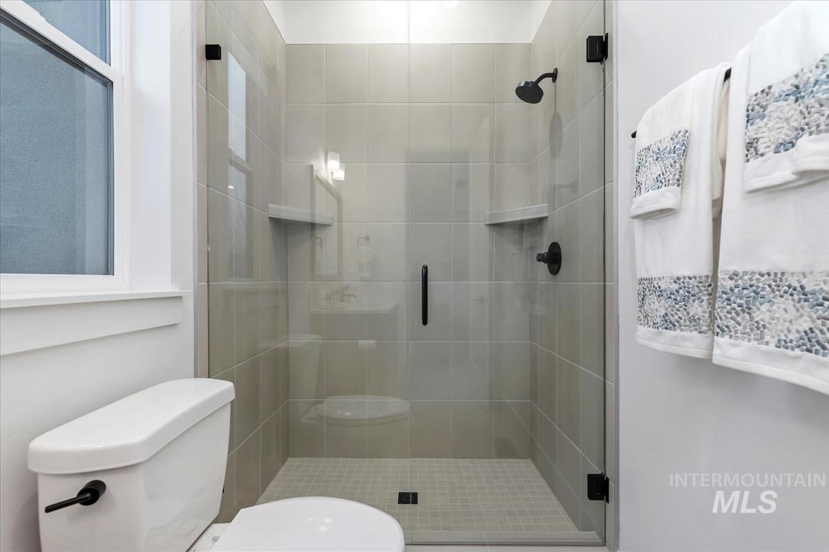 207 S Eagles Roost Way, Eagle, Idaho 83616, 4 Bedrooms, 4.5 Bathrooms, Residential For Sale, Price $1,339,000,MLS 98973837