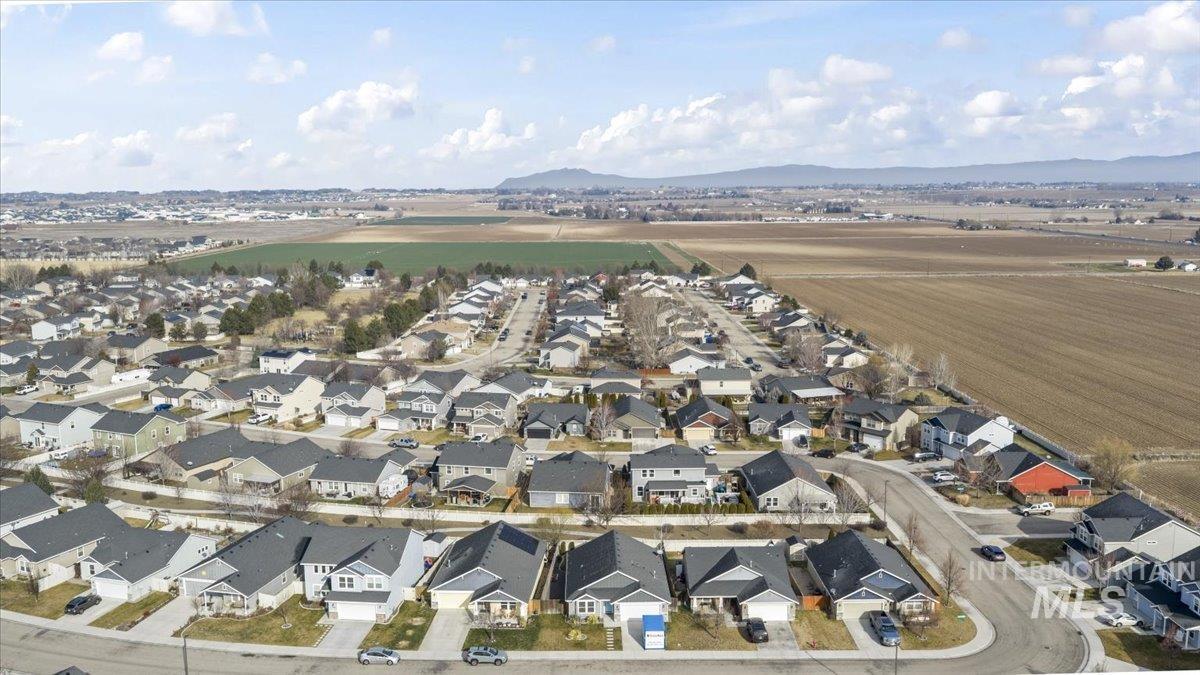 1138 E Shady Ridge Dr., Kuna, Idaho 83634, 3 Bedrooms, 2 Bathrooms, Residential For Sale, Price $435,000,MLS 98973844